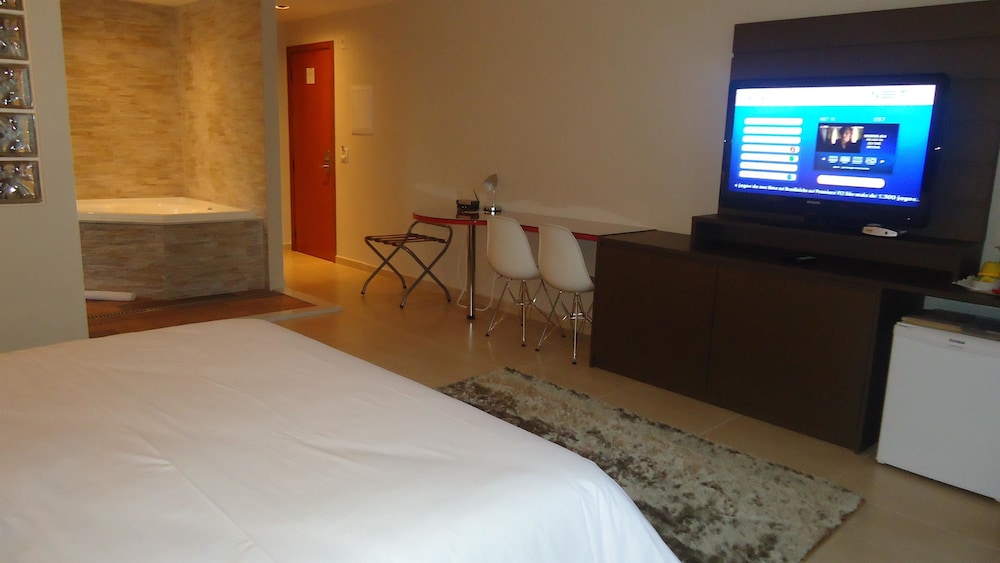 Mondrian Suite Hotel 23/82