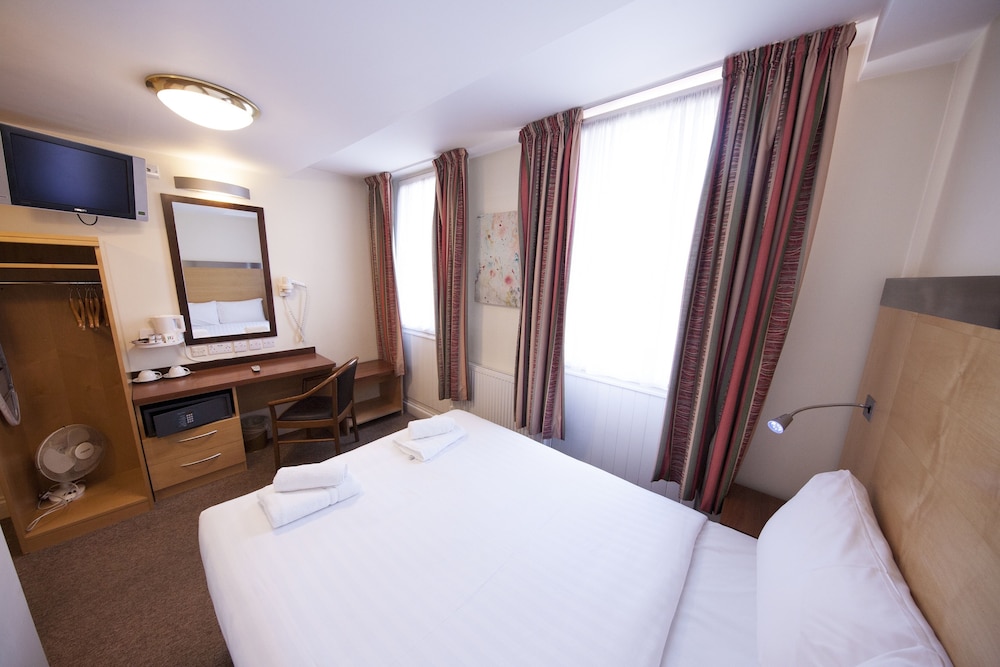 Maiden Oval Hotel 5/28