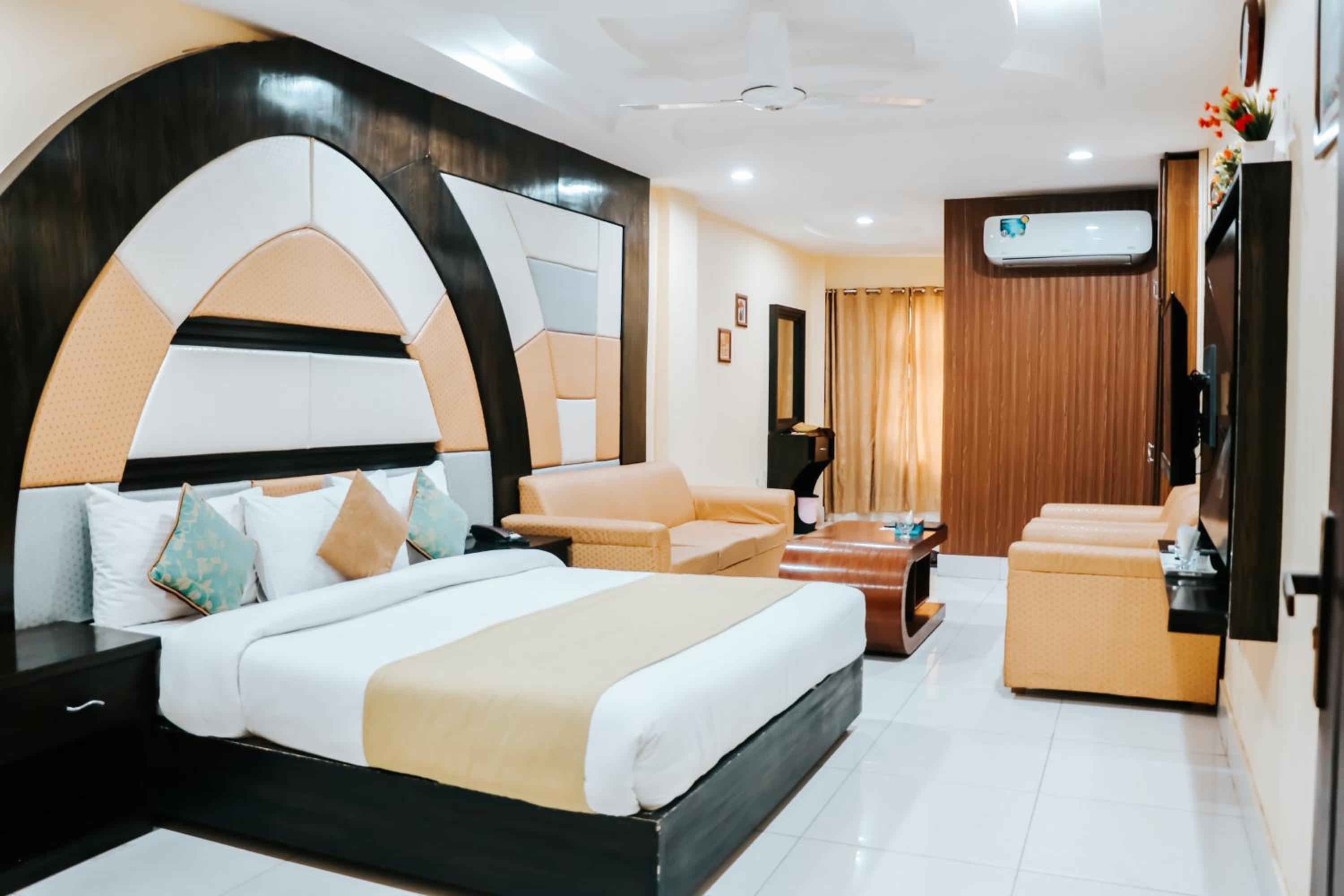 Hotel Crown Inn 19/46