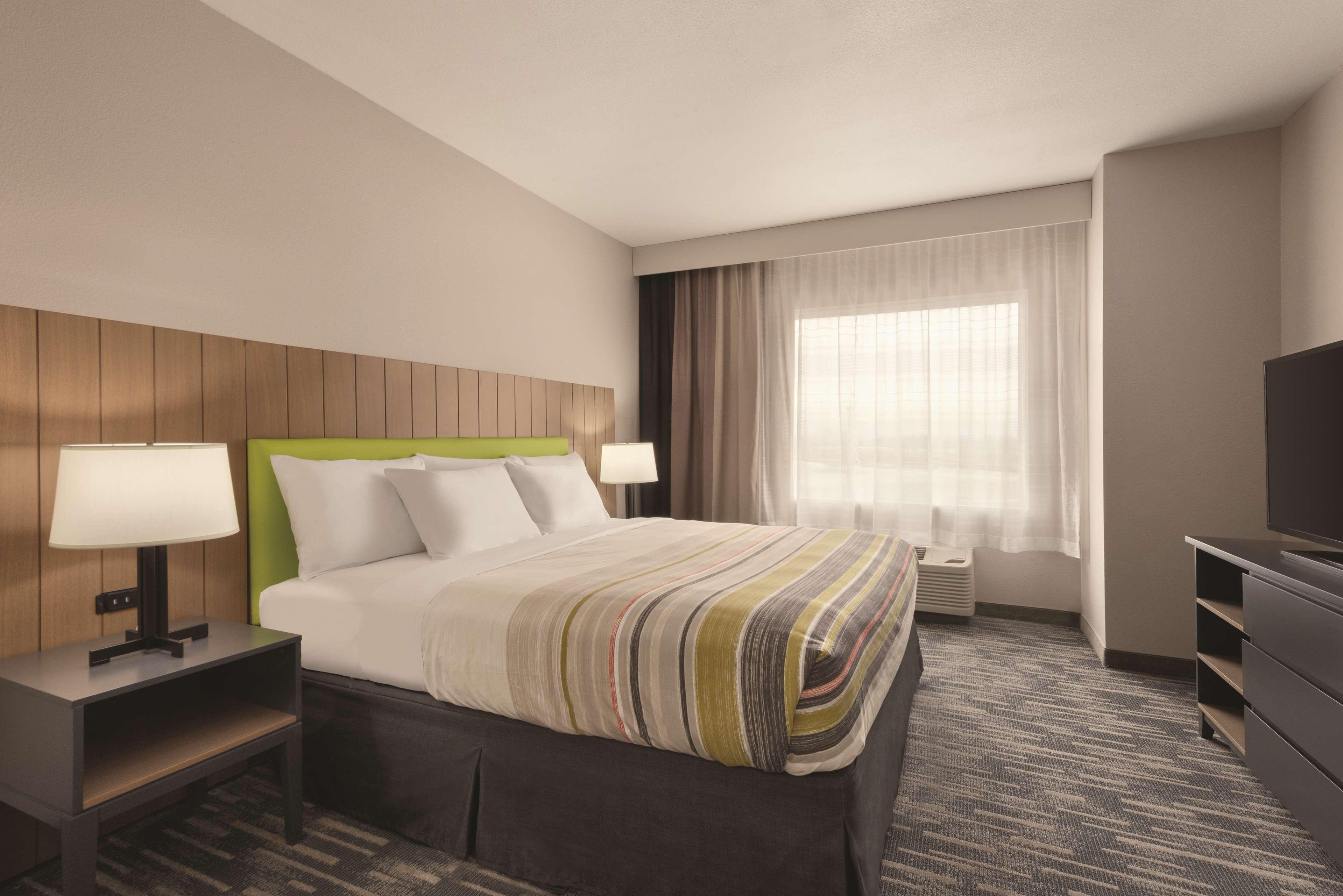 SUITE, KING BED