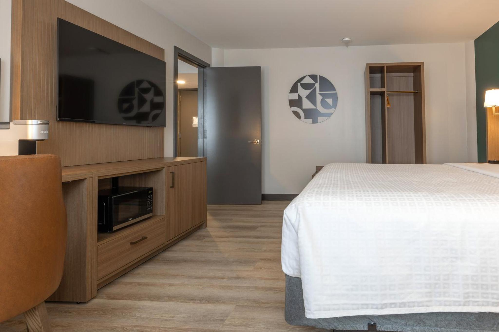 Feature, Suite, King Bed