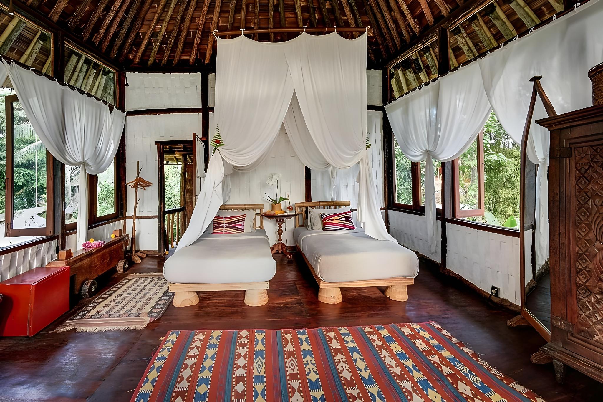 House, Queen Bed