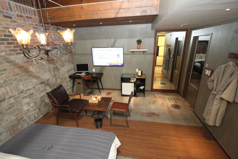 February Hotel Sungseo 42/67