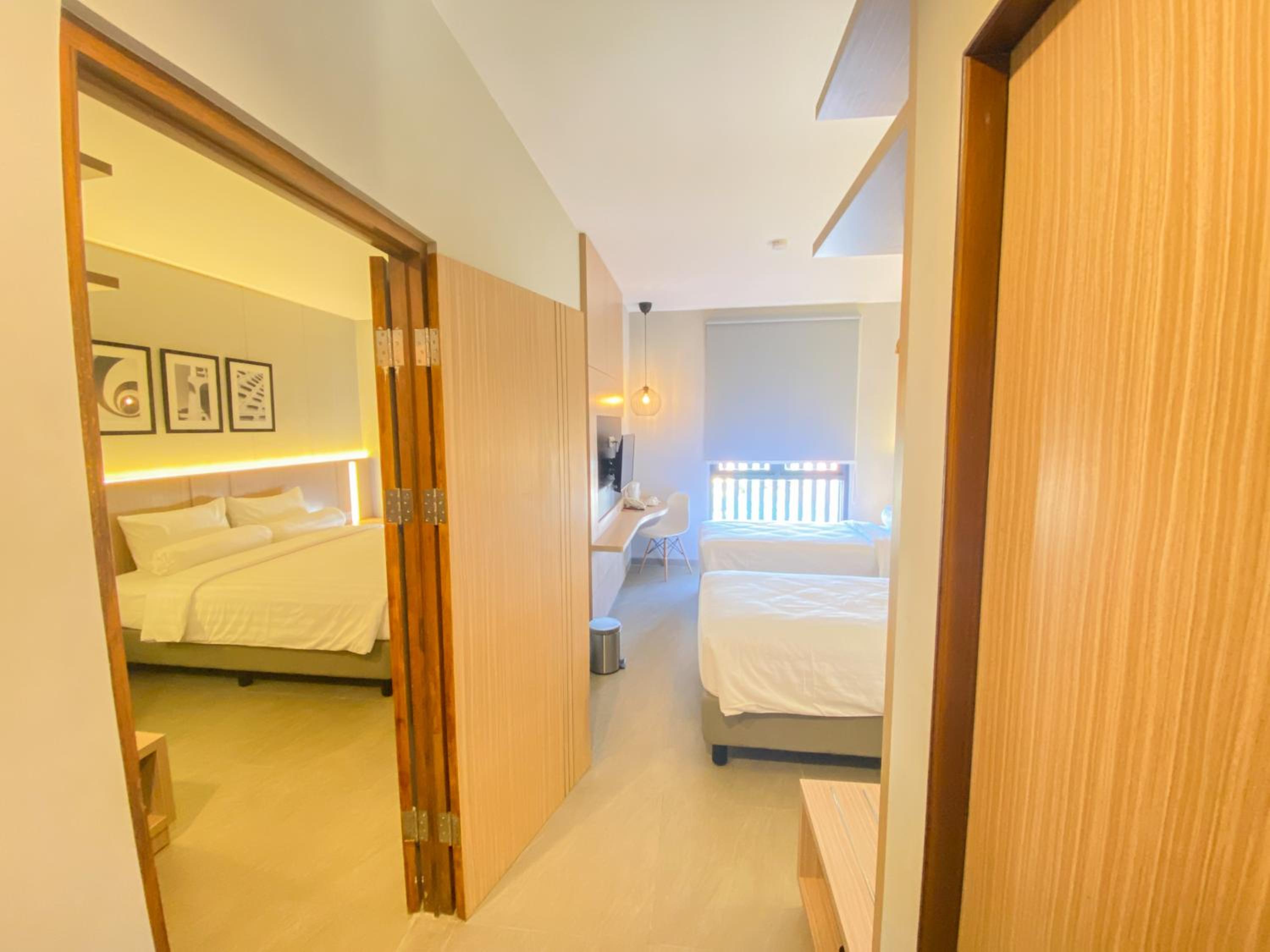 Front One King Hotel Tuban 68/68