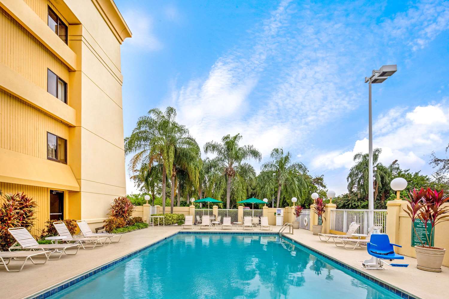 La Quinta Inn & Suites by Wyndham Miami Airport East 48/52