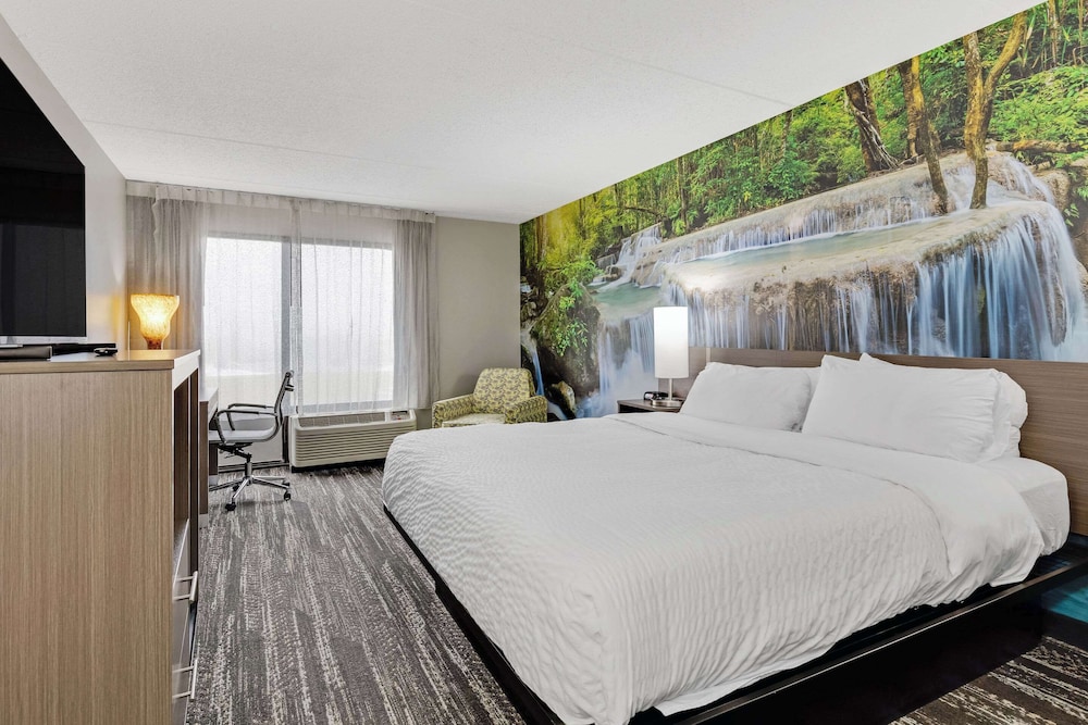 ROOM, QUEEN BED