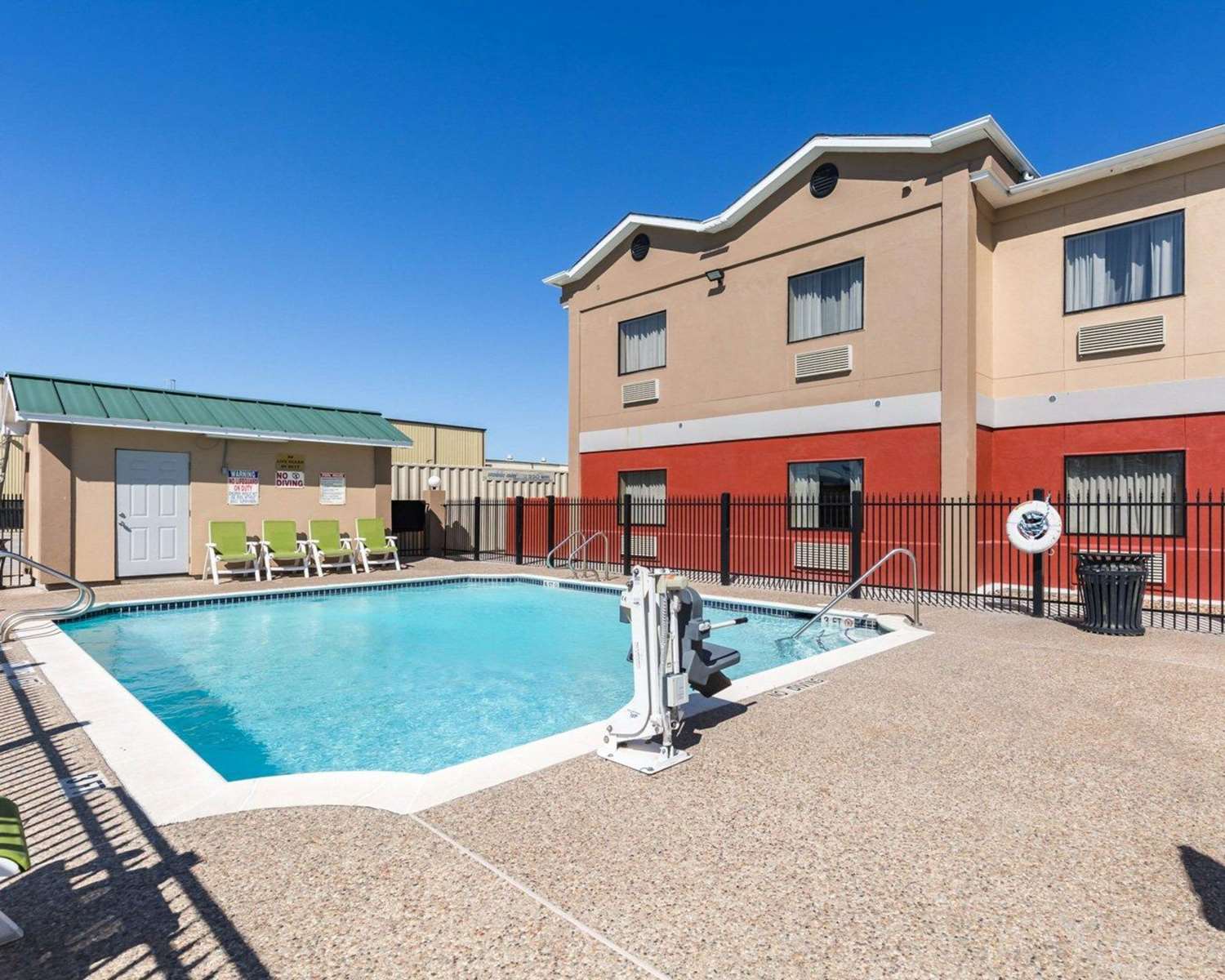 Econo Lodge Inn and Suites East Houston I-10 32/33