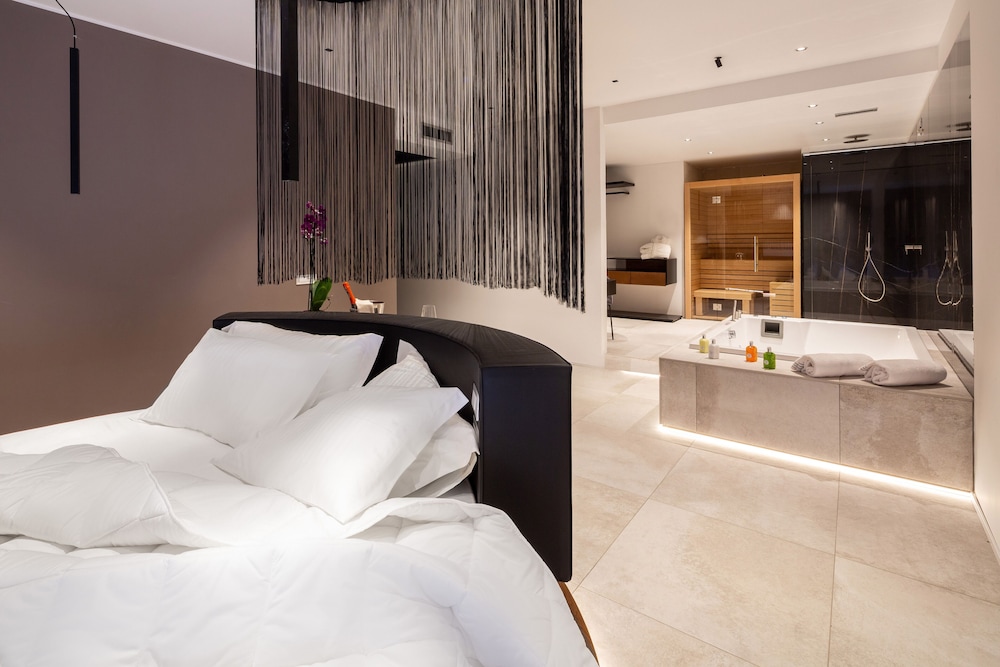 Executive, Suite, King Bed, Sauna, Hot Tub