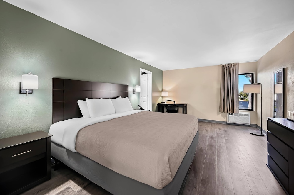 EFFICIENCY, SUITE, KING BED