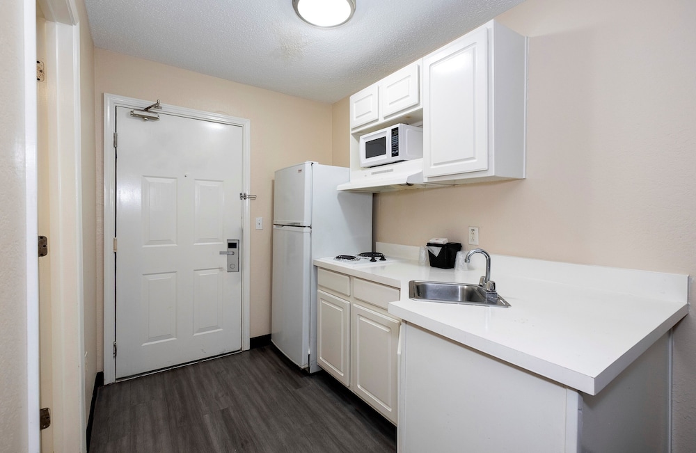 Red Roof Inn And Suites Pensacola Nas Corry 8/44