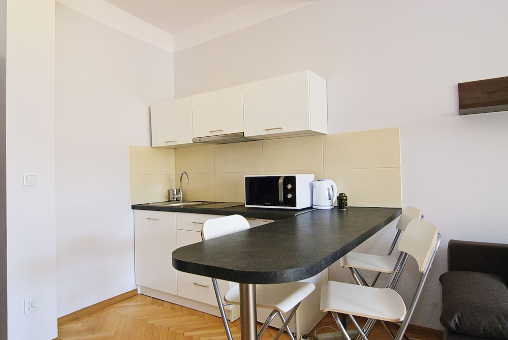 P&J Apartments 43/50