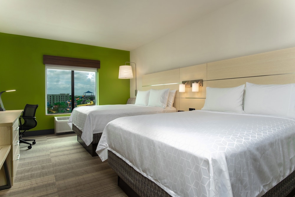 Holiday Inn Express and Suites Orlando - International Drive 34/79