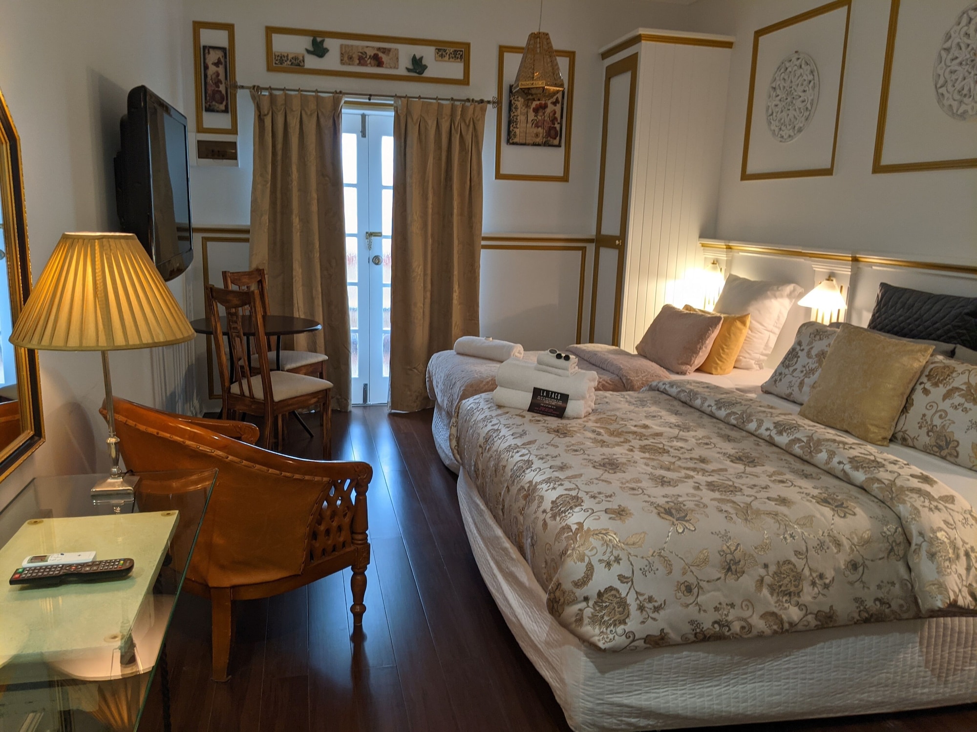 Executive, 1 Queen and 1 Single Bed, Shared Balcony