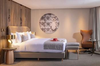 Premium, King Bed, Avenue View, Terrace