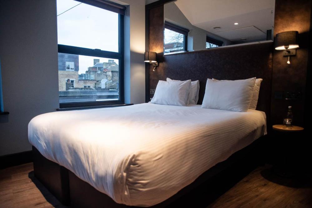 Deluxe, King Bed, Ferrisand Street View