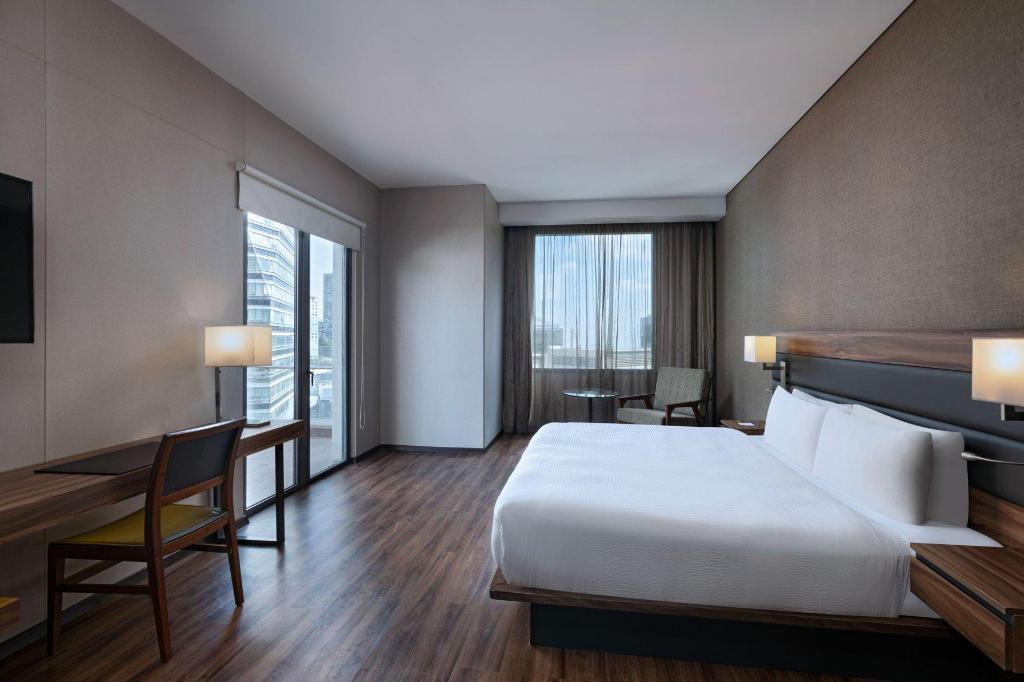 2 Bedrooms, 2 Rooms, Master, Suite, King Bed, 1 King and 2 Double Beds, King and Queen Bed