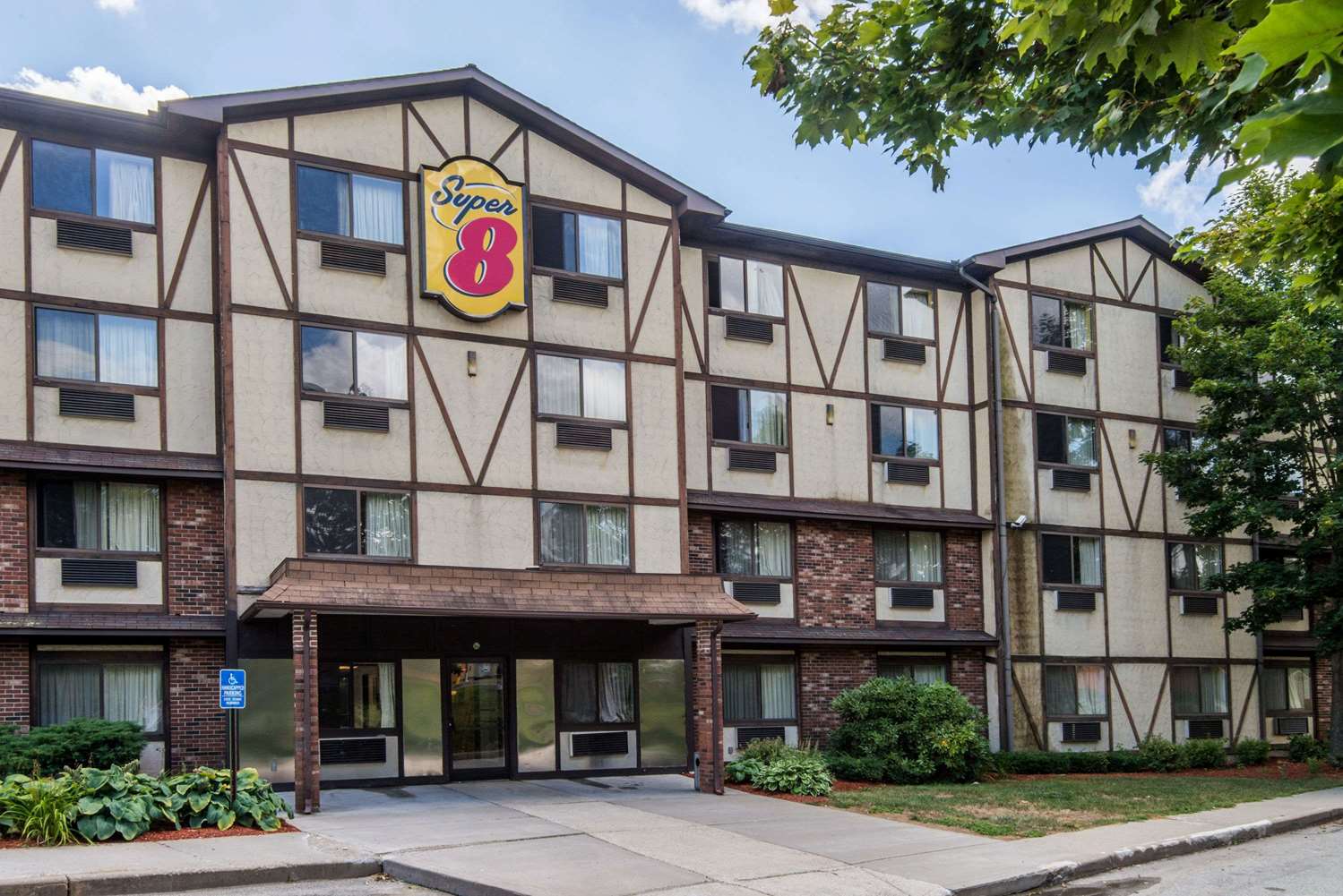 Super 8 By Wyndham Groton 8/10