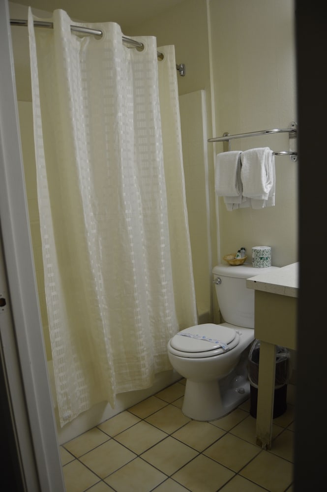 Town House Motel 13/45