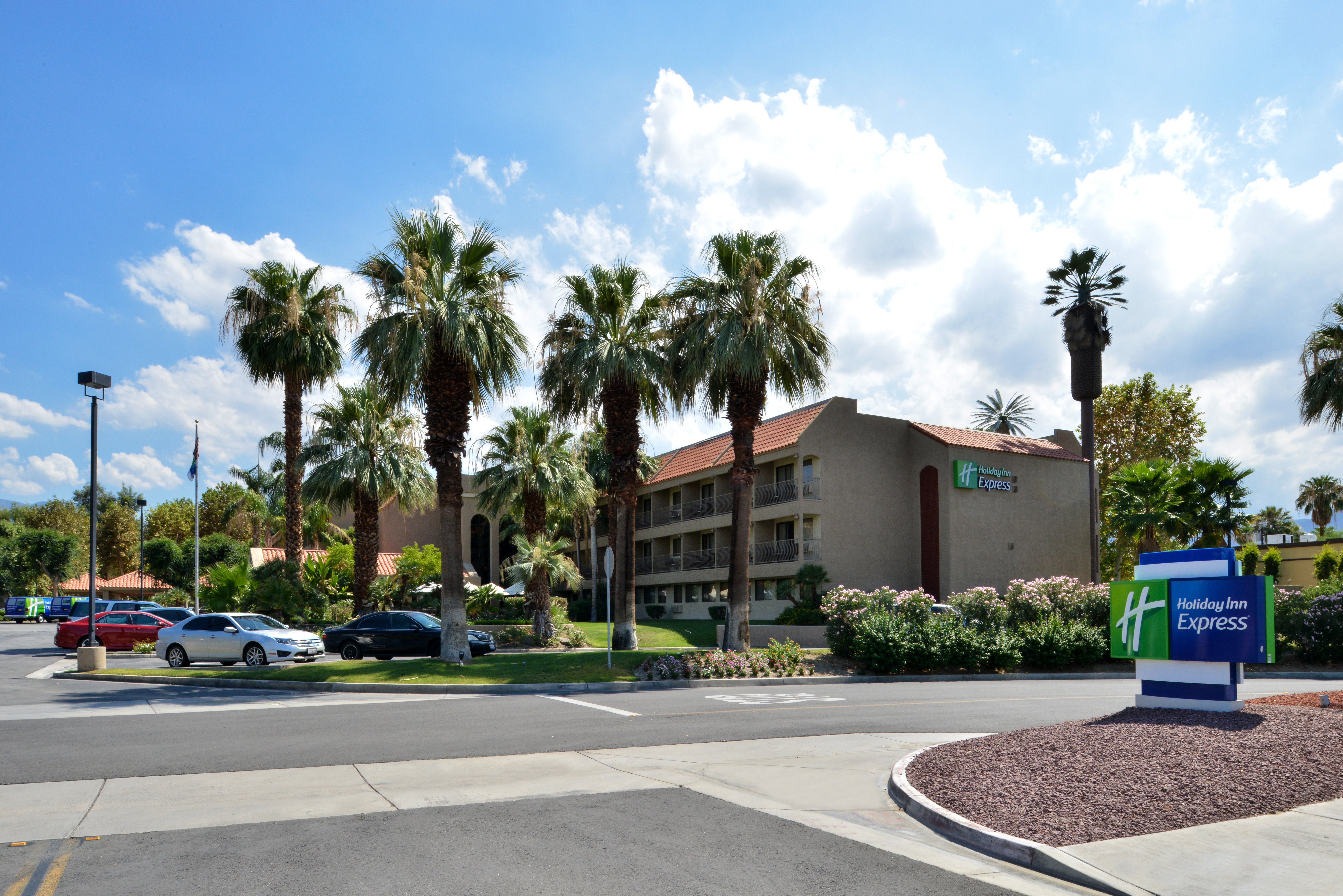 Holiday Inn Express Palm Desert 68/78