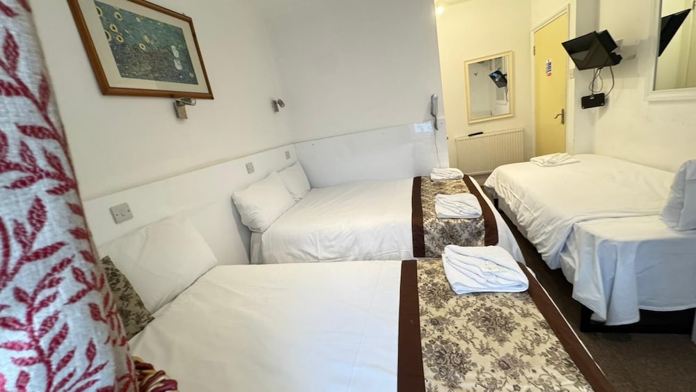 Family, 1 Single and 2 Double Beds، Hotel Earls Court 4/5