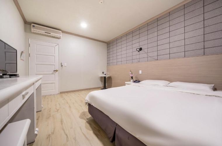 Apple Hotel 19/36