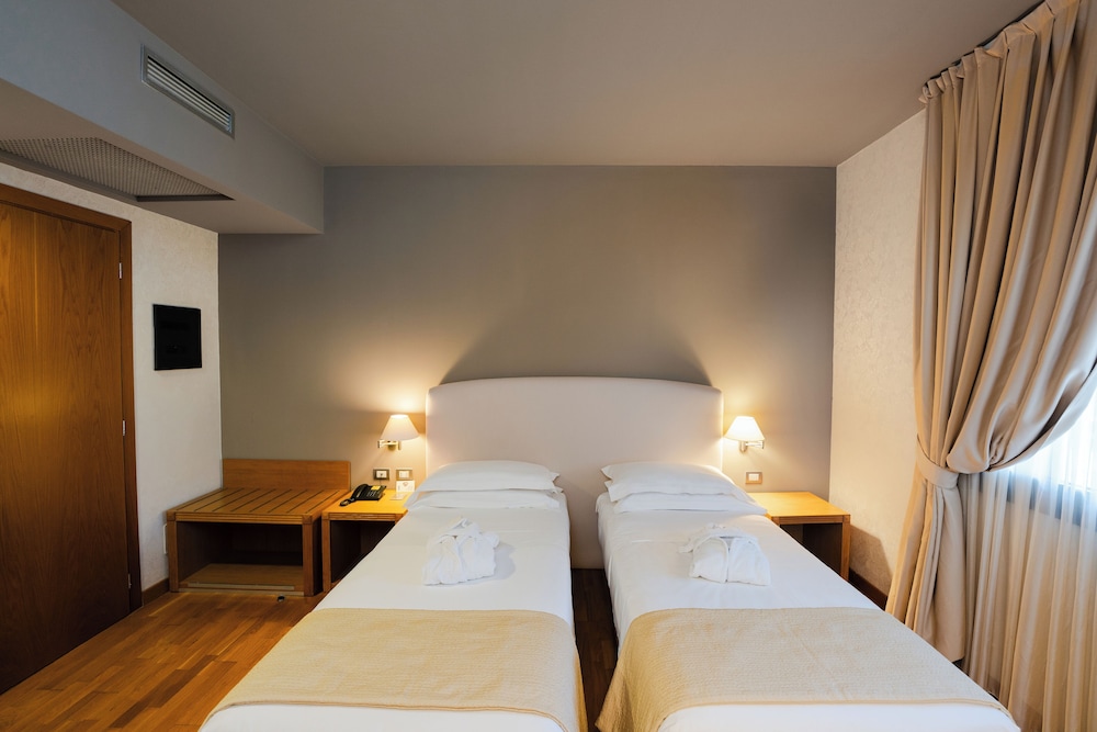 ROOM, DOUBLE OR TWIN BED