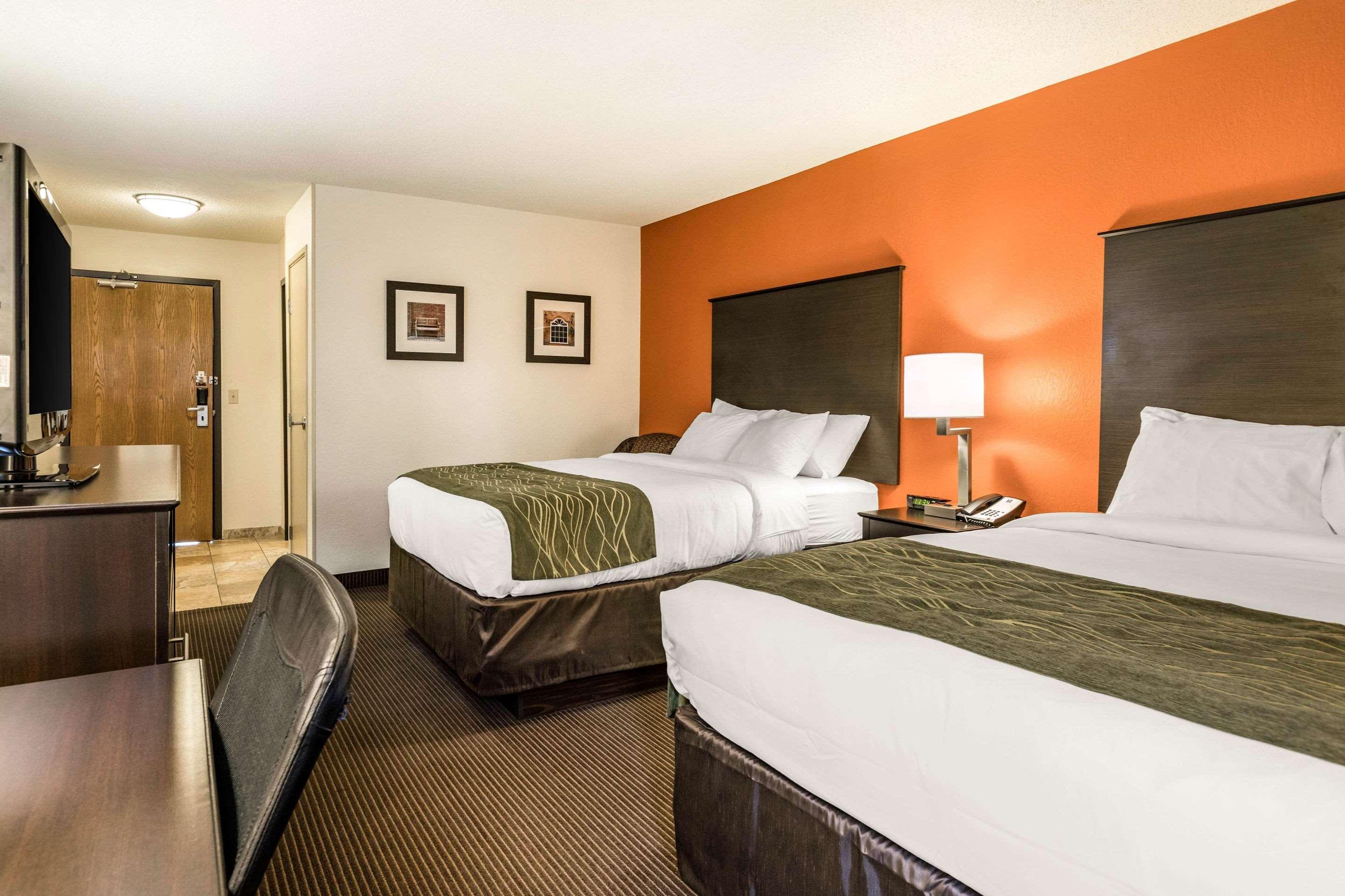 غرفة بسريرين كوين، Comfort Inn Wings Stadium 3/5