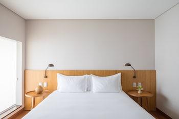 غرفة بسرير مزدوج