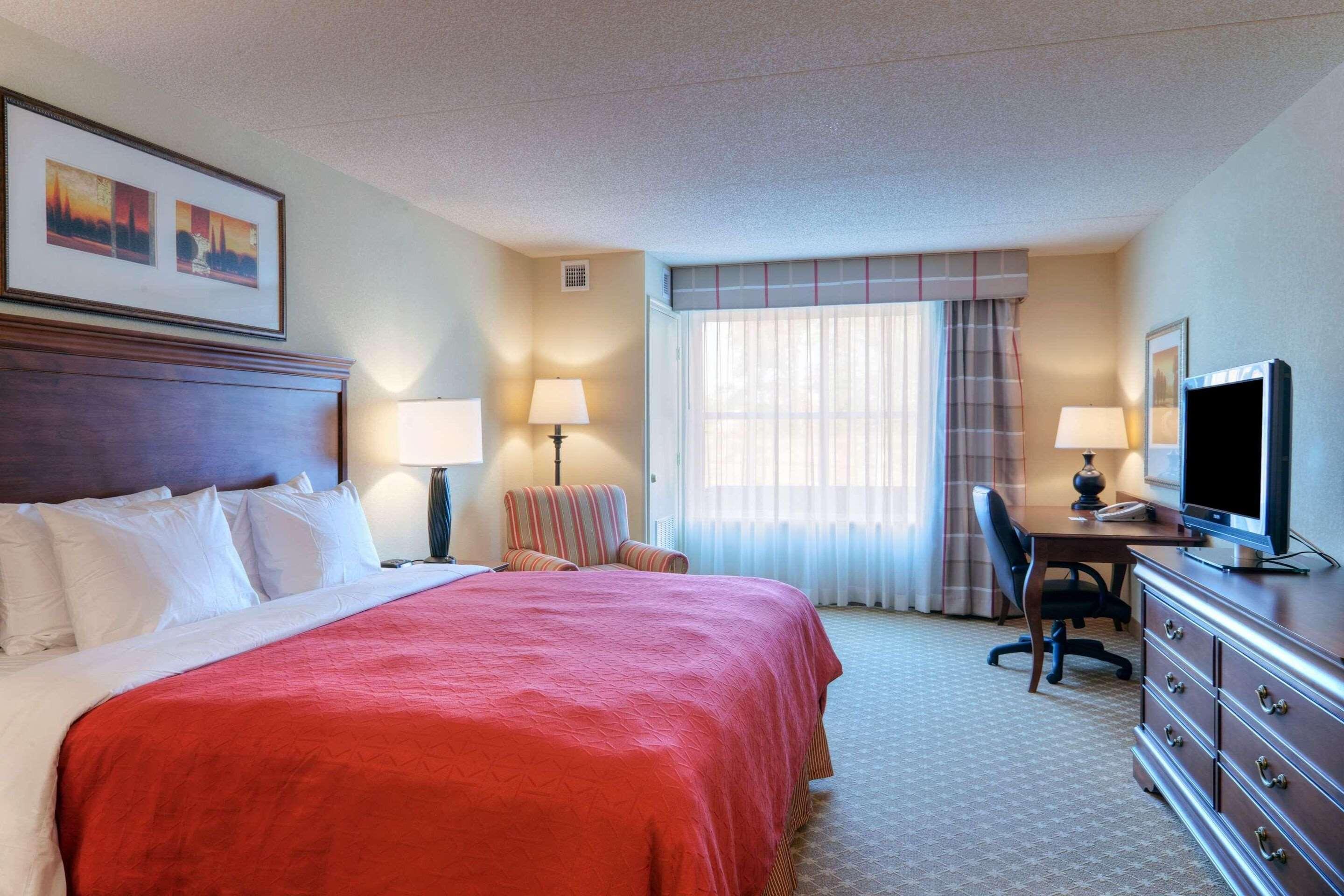 SUITE, KING BED, ACCESSIBLE