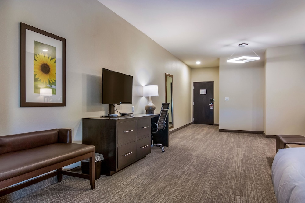 Comfort Suites Wooster near University Campus 8/54