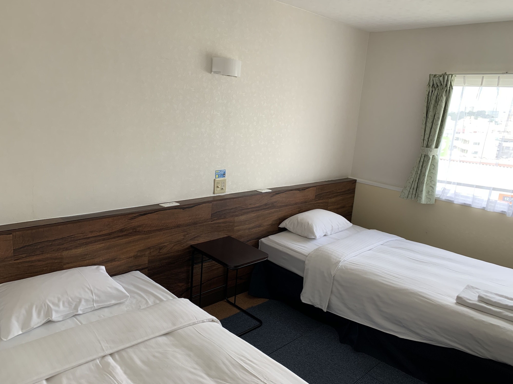 ROOM, TWIN BEDS