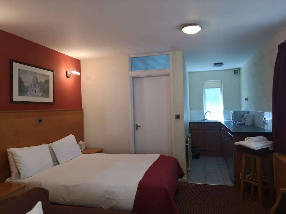 Tudor Lodge Hotel 8/45
