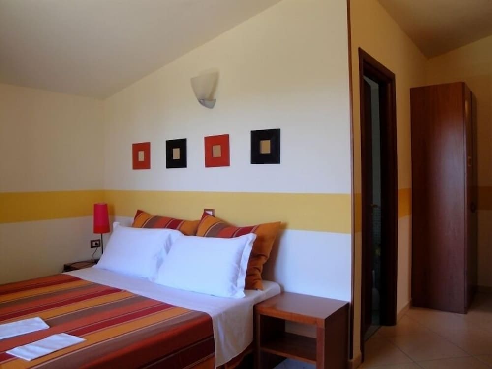 ROOM, DOUBLE BED