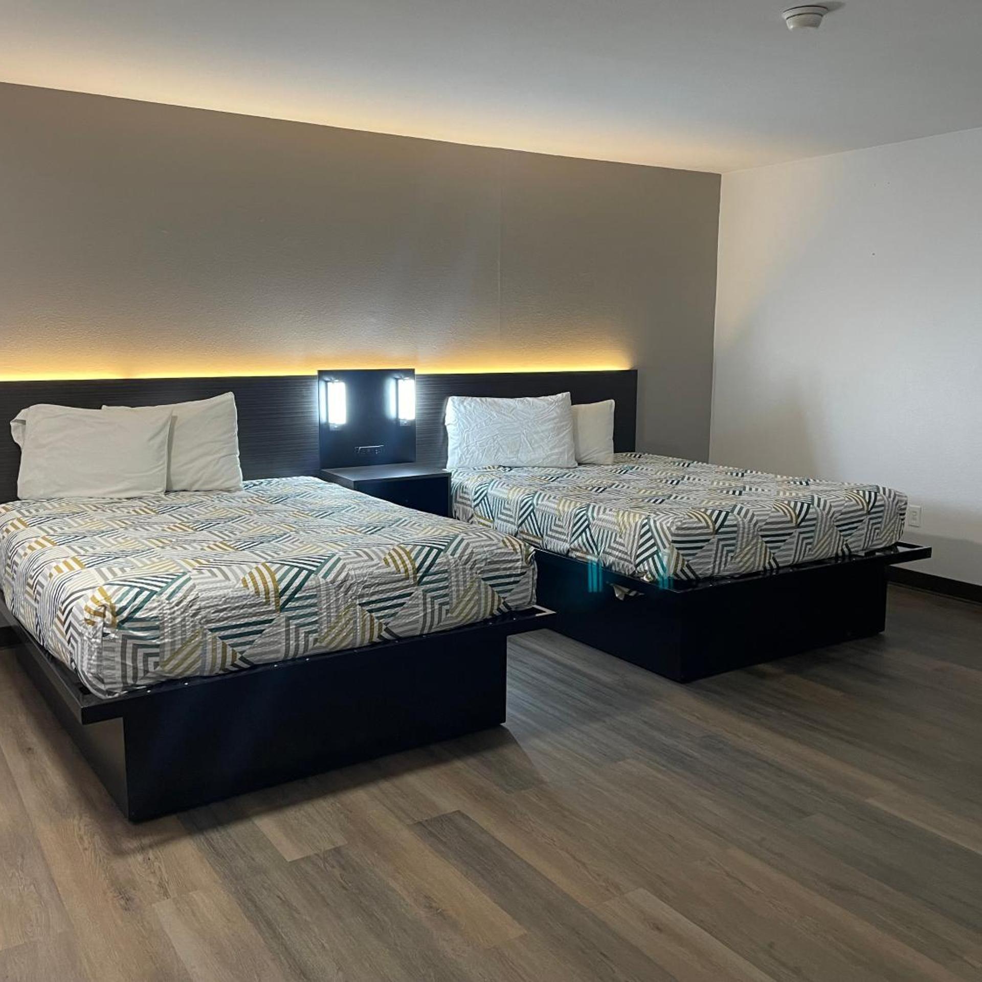 2 Queen Beds - Non-Smoking, Micfridge