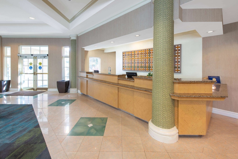 La Quinta Inn & Suites by Wyndham Tampa Brandon Regency Park 16/49