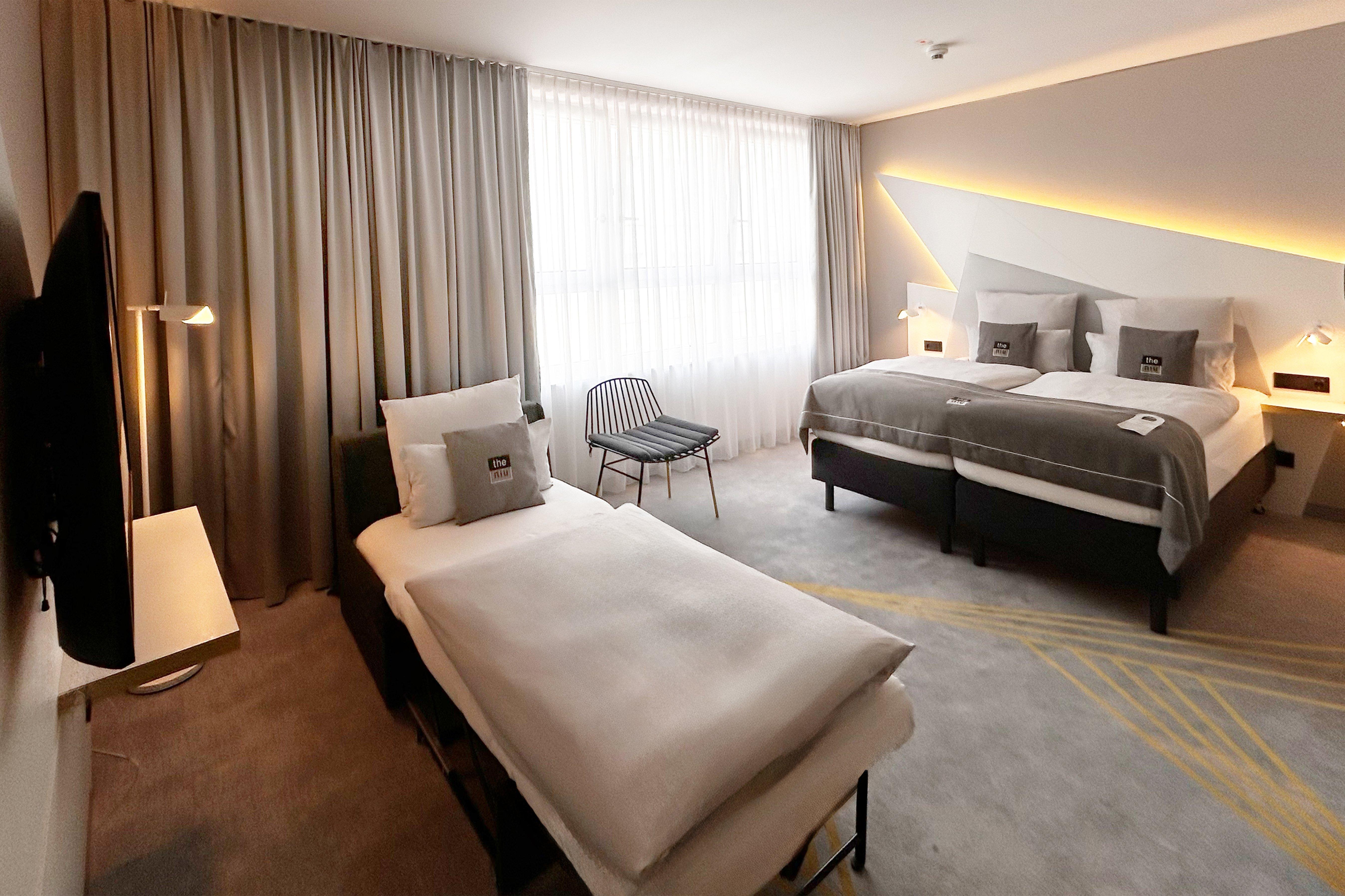 غرفة بسرير كوين مع أريكة لذوي الإعاقة
