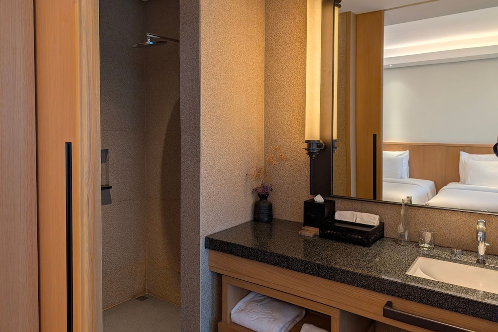 Hotel Tentrem Jakarta 50/50
