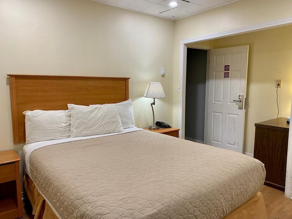 OYO First Canada Hotel Cornwall Hwy 401 ON 18/42