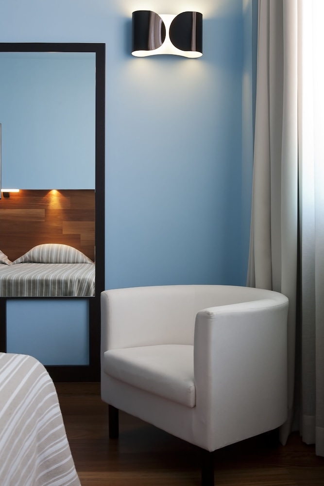 Athens Center Square Hotels 12/27