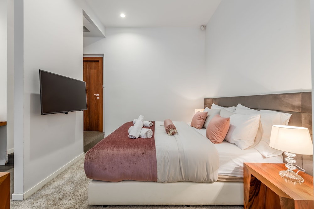 Starlight Luxury Suites 17/40