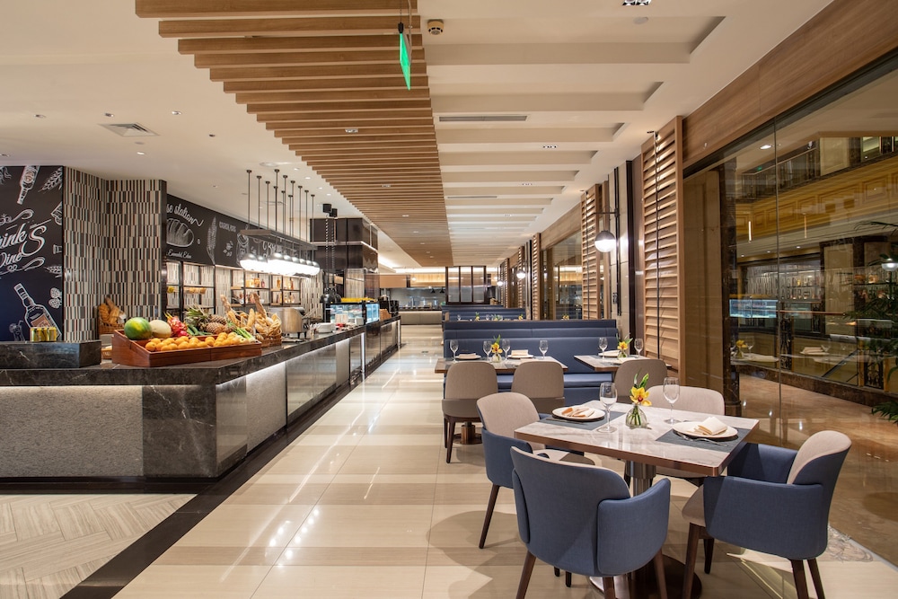 Crowne Plaza Shanghai Nanjing Road, an IHG hotel 55/71