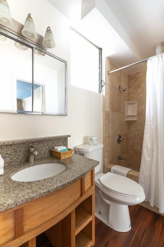 Holiday Surf Hotel 38/43