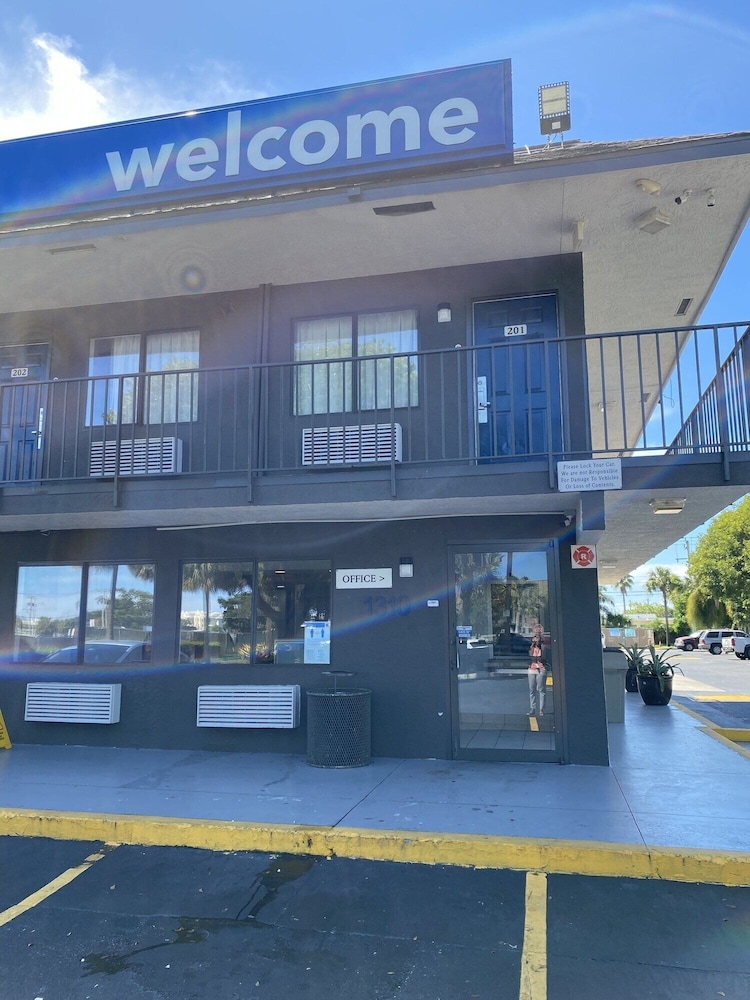 Motel6 Lantana/West Palm Beach, FL in LANTANA - FL