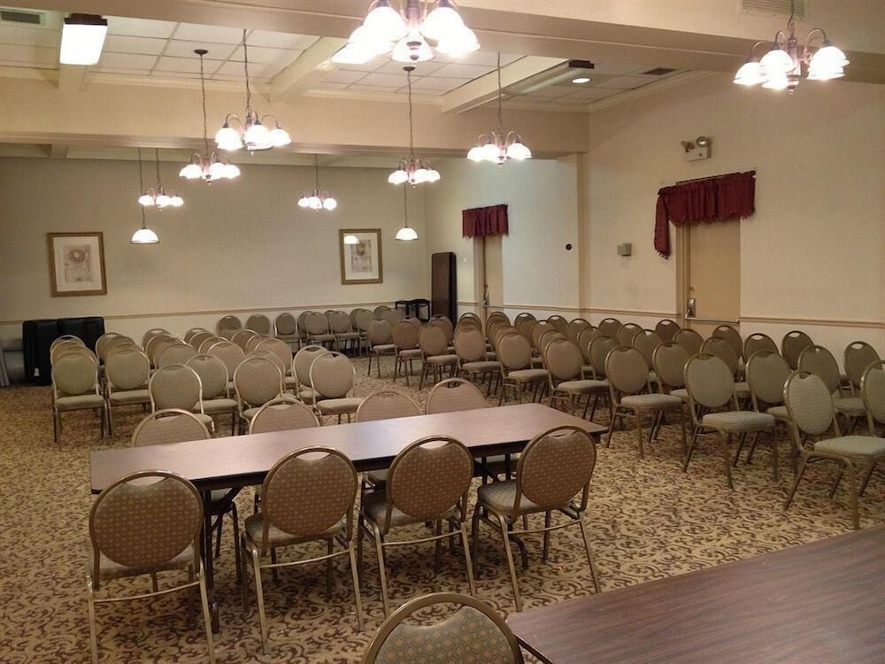Rodeway Inn & Suites Youngstown 48/60