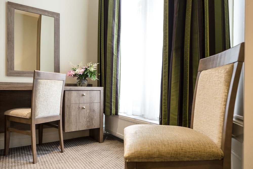 Kensington Gardens Hotel 5/38