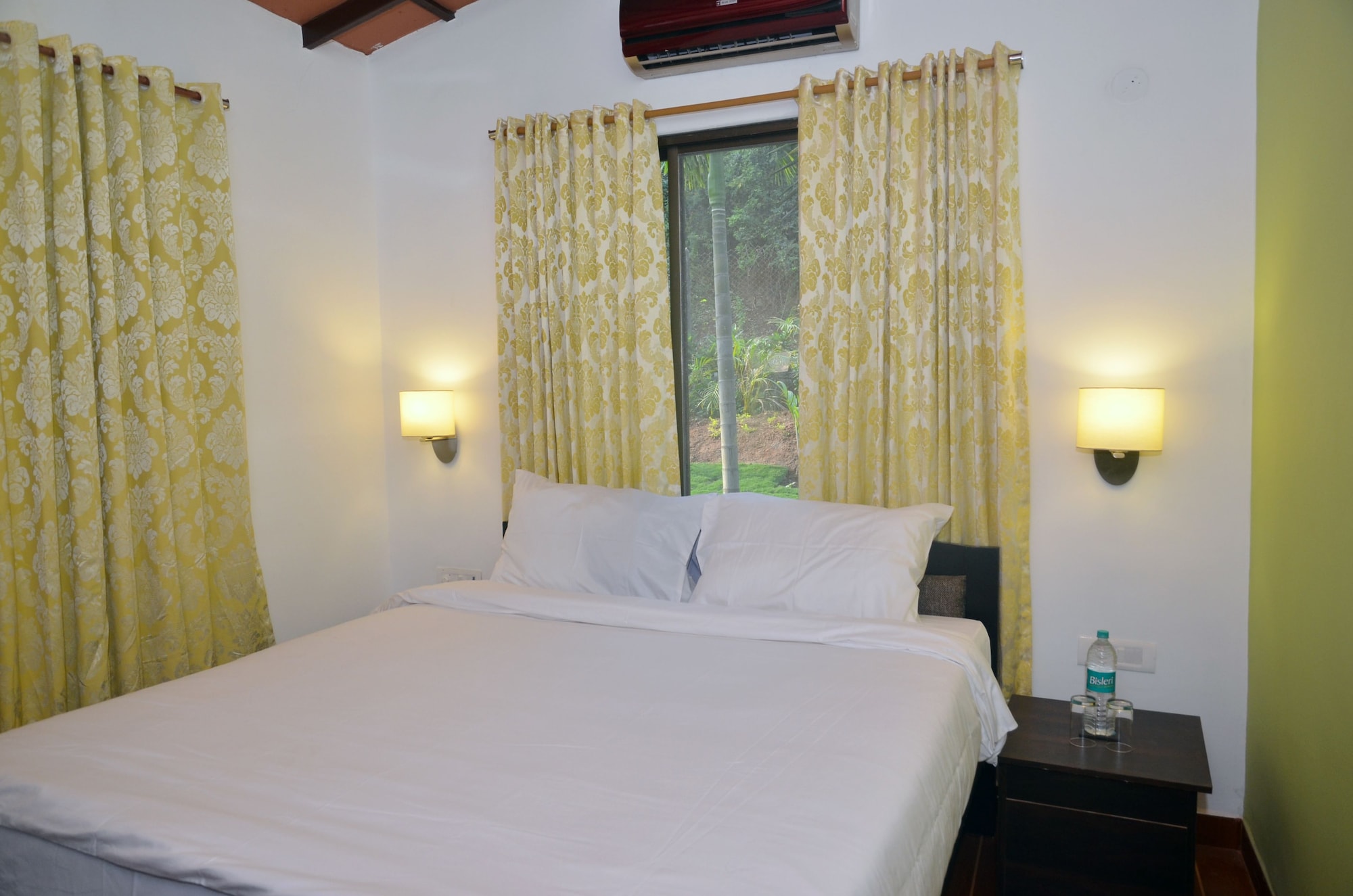Pool, Forest, Suite, King Bed, Sofa