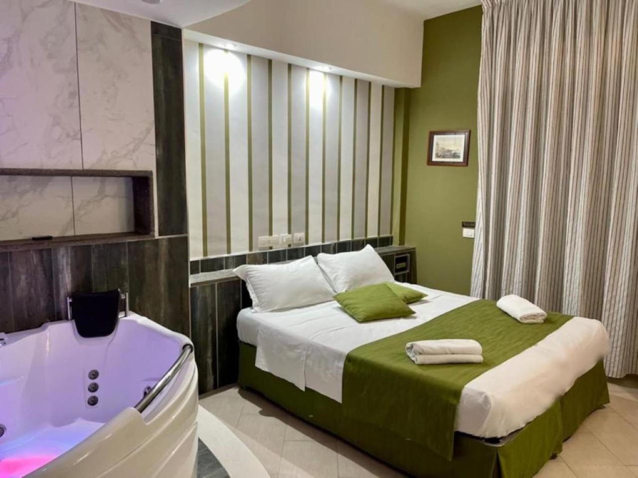 JUNIOR SUITE, JETTED TUB