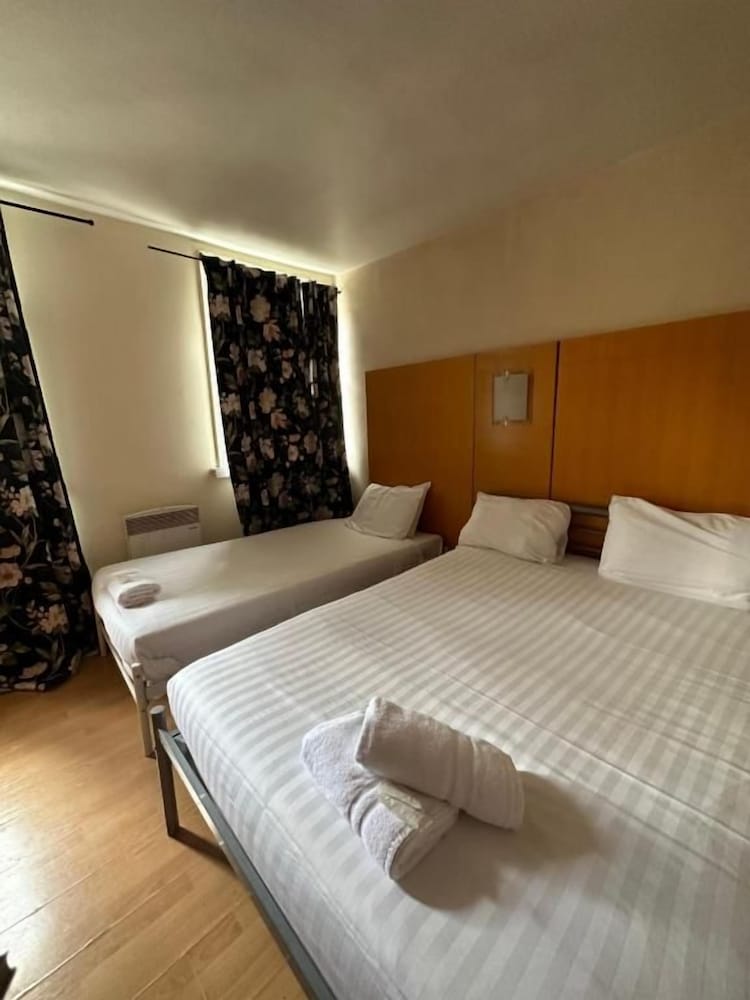 Berkeley Court Hotel 9/33
