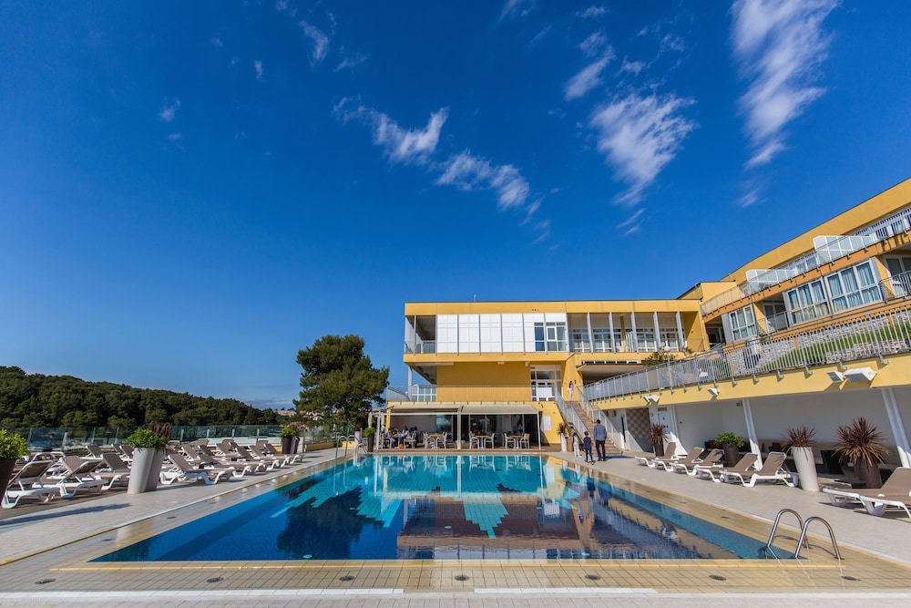 Splendid Resort 3/69
