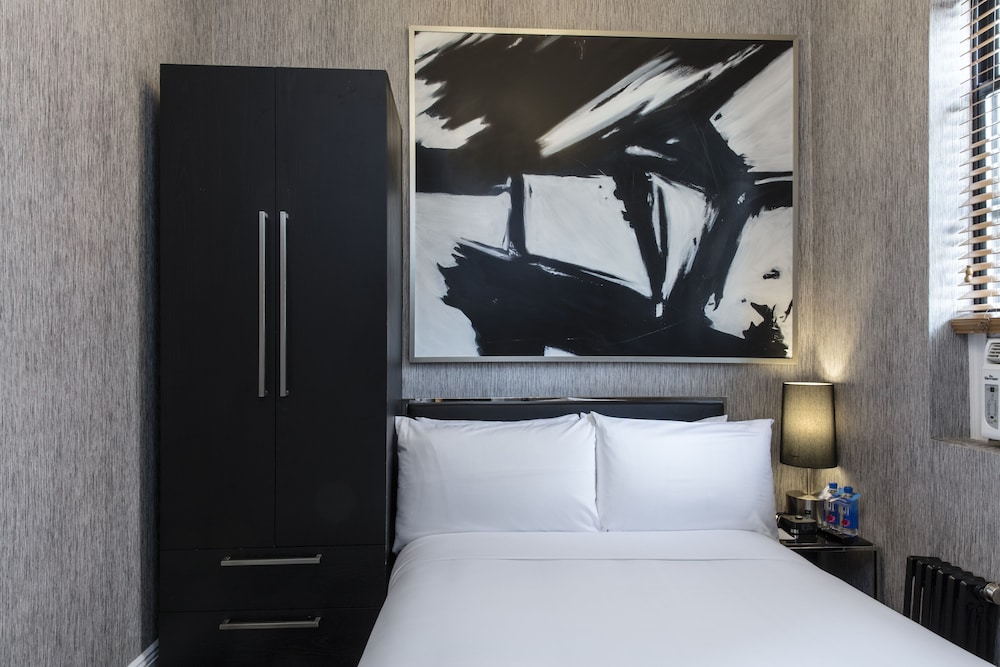 The Square Hotel 12/50
